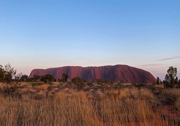 Avustralya Yayın Kurumu'nun haberine göre, Ayers Kayası'nın bulunduğu Uluru-Kata Tjuta Milli Parkı Yönetim Kurulu'nun 2017'de sit alanının manevi öneminin yanı sıra güvenlik ve çevresel nedenlerle tırmanışı sona erdirmek için aldığı karar yürürlüğü girdi. - Sputnik Türkiye