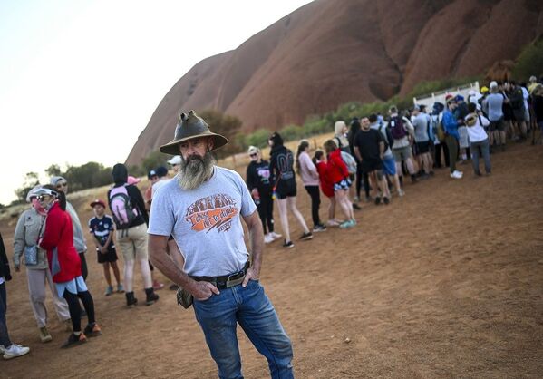 Uluru'nun da içinde bulunduğu bölgenin tapusunu 34 yıl önce alan Aborjin Anangu halkı, kendileri için kutsal olduğunu belirtikleri kayaya tırmanışların yasaklanması için uzun yıllardır kampanya yürütüyordu. - Sputnik Türkiye