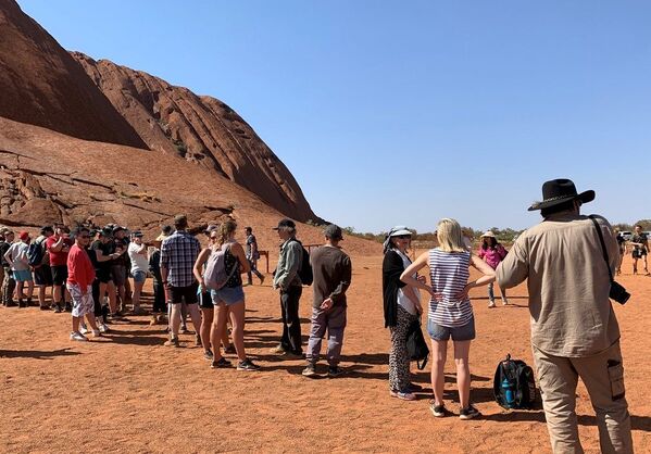 UNESCO Dünya Mirası Listesi'ndeki Ayers Kayası'nın dinlenmeyi hak ettiğini belirten Uluru-Kata Tjuta Milli Parkı Yönetim Kurulu Başkanı Donald Fraser, Burası hassas bir alan ve kapatmamız gerekiyor. Bu büyük kayanın dinlenme zamanı geldi artık ayak seslerinin susması lazım. ifadelerini kullanmıştı. - Sputnik Türkiye