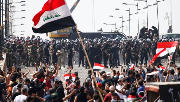 Irak başkenti Bağdat'ta protestocularla güvenlik güçleri karşı karşıya - Sputnik Türkiye