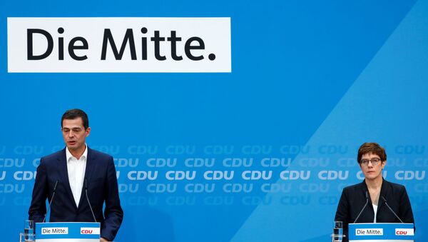 CDU'nun Thüringen eyaleti başbakan adayı Mike Mohring ile CDU Genel Başkanı ve Savunma Bakanı Annegret Kramp-Karrenbauer, seçim hezimetinin ardından, 'Orta' sloganının önünde basın toplantısında - Sputnik Türkiye