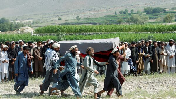 Afganistan'ın Nangarhar vilayetindeki  Khogyani bölgesinde ABD'nin drone saldırısı sonucu ölen sivillerden birinin cenazesi - Sputnik Türkiye