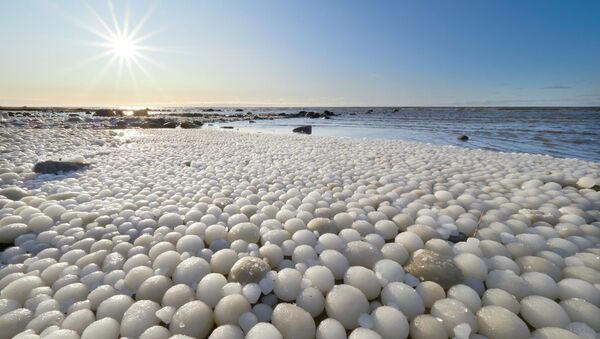 Nadir bir hava olayı sonucunda Finlandiya’da bir plajda binlerce ‘buzdan yumurta’ bulundu. - Sputnik Türkiye