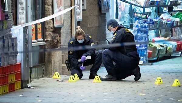 İsveç'in Malmö kentinin merkezindeki bir pizzacının önünde 15 yaşında bir genci öldüren, diğerini yaralayan silahlı saldırıyla ilgili polisin olay yeri araştırması - Sputnik Türkiye