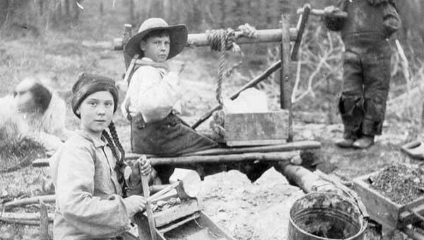 Three children operating rocker at a gold mine on Dominion Creek, Yukon Territory, ca. 1898.Girl in historical image who looks like Greta ThunbergCredit: University of Washington Libraries, Special Collections [Hegg 3209] - Sputnik Türkiye