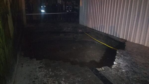 İzmir'in Konak ilçesinde altında su birikintisi oluşan yolda çökme meydana geldi - Sputnik Türkiye