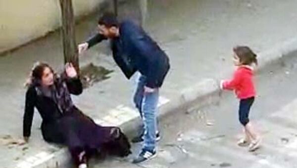 Gaziantep - Gaziantep'te çocuğunun önünde sokak ortasında kadına şiddet - Sputnik Türkiye