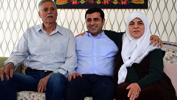 Selahattin Demirtaş'ın annesi Sadiye Demirtaş, babası Tahir Demirtaş - Sputnik Türkiye