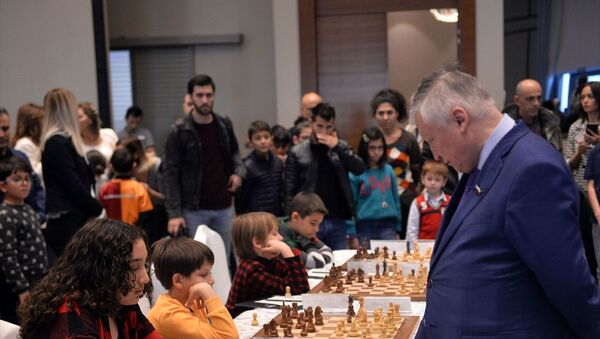 Mersin'deki Satranç Festivali'nde, 7 dünya şampiyonluğu bulunan Büyük Usta (Grand Master) Anatoly Karpov (sağda) ile berabere kalan 12 yaşındaki Işıl Cingöz (solda), büyük sevinç yaşadı. - Sputnik Türkiye