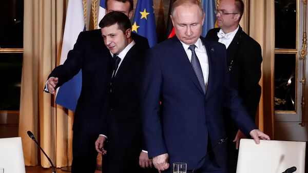 Paris'teki Normandiya Dörtlüsü zirvesinde Ukrayna Devlet Başkanı Vladimir Zelenskiy ile Rusya Devlet Başkanı Vladimir Putin (sağda)  - Sputnik Türkiye