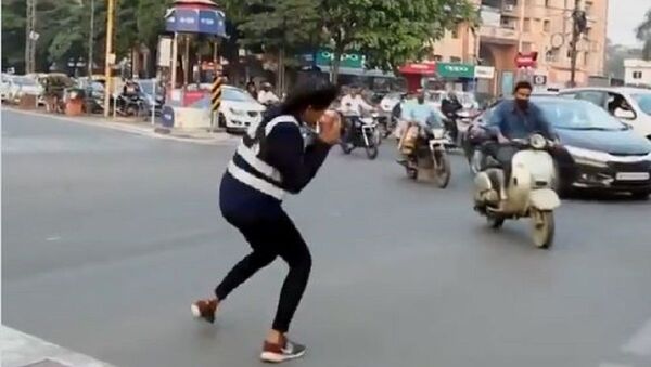Hindistan’da trafikte dans eden genç kız - Sputnik Türkiye
