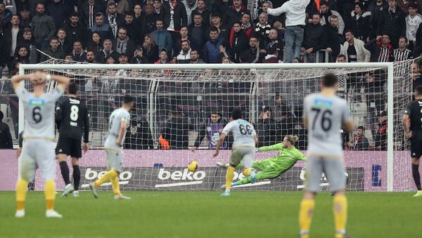 Beşiktaş evinde Malatyaspor'un biri penaltıdan iki golüne engel olamadı. - Sputnik Türkiye