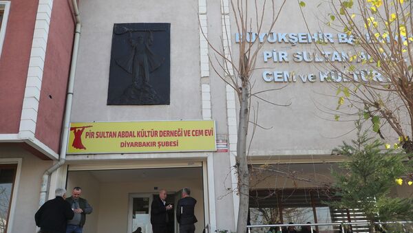 Diyarbakır’da 2011 yılında Bağlar İlçesi’nde açılan Pir Sultan Abdal Kültür Derneği ve Cemevi - Sputnik Türkiye