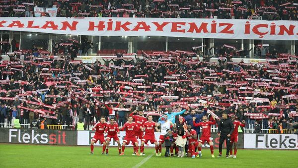 Demir Grup Sivasspor futbolcuları, Göztepe'yi 1-0 mağlup ederek sezonun ilk yarısını lider bitirmesini taraftarlarla birlikte kutladı. - Sputnik Türkiye