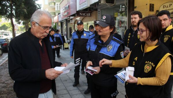 Adana'da erkeklere dağıtılan 'kadına şiddet' mektubu - Sputnik Türkiye
