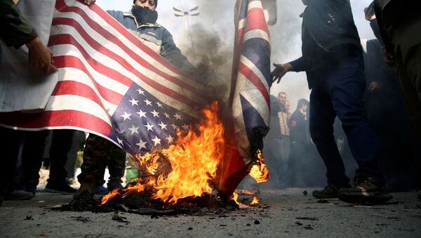Kudüs Gücü Komutanı Kasım Süleymani’nin öldürülmesinin ardından gerçekleştirilen protestolarda ABD ve İngiltere bayrakları ateşe verildi. - Sputnik Türkiye