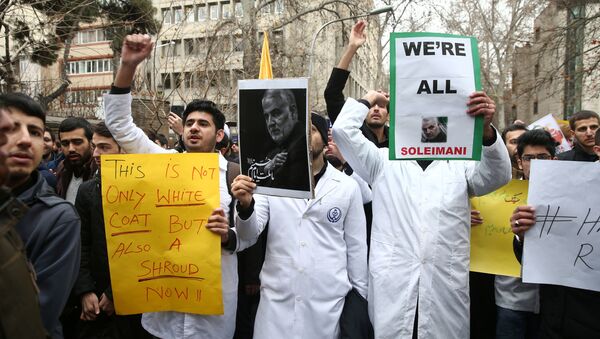 İran Devrim Muhafızları Kudüs Gücü Komutanı General Kasım Süleymani'nin öldürülmesini protesto eden İranlı nükleer bilim öğrencileri - Sputnik Türkiye