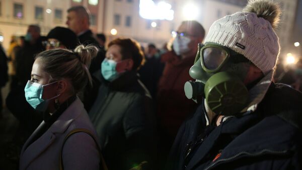 Bosna'nın Tuzla kentinde gaz maskeli göstericilerden hava kirliliği protestosu - Sputnik Türkiye