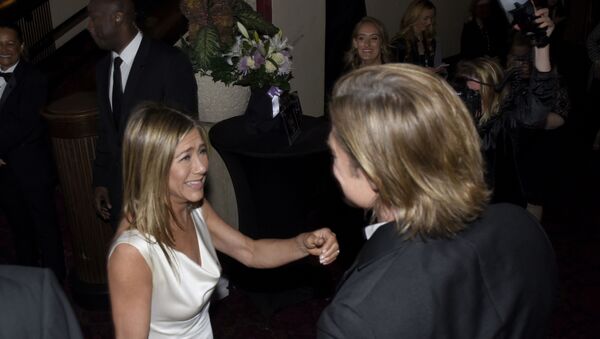 2005 yılında boşanan Hollywood'un en ünlü çiftlerinden biri olan Jennifer Aniston ve Brad Pitt,  dün akşam gerçekleştirilen SAG Ödülleri'nde ayrılık sonrası ilk kez aynı karede görüntülendi.  - Sputnik Türkiye