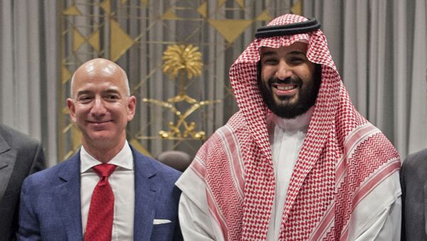 Amazon CEO'su Jeff Bezos, 2016'daki Riyad ziyaretinde Suudi Veliaht Prensi Muhammed bin Selman ile birlikte - Sputnik Türkiye