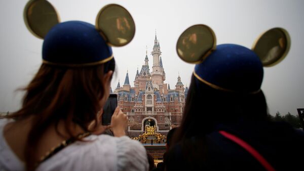 Büyük kalabalıkların toplanmasını engellemeye çalışan çinli yetkililer, Disneyland'ı da kapattı. - Sputnik Türkiye