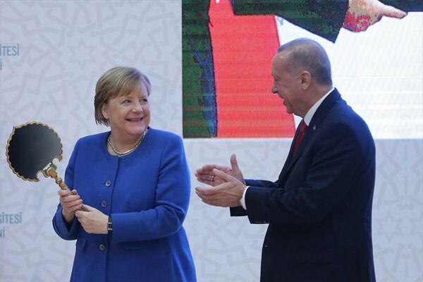 Erdoğan'ın hediyeleri Merkel'i mutlu etti. - Sputnik Türkiye