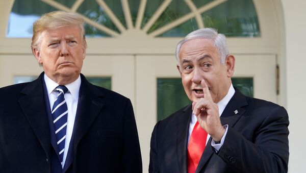  Donald Trump ile Benyamin Netanyahu Beyaz Saray'daki Oval Ofis'in dış kapısında şakalaşırken - Sputnik Türkiye