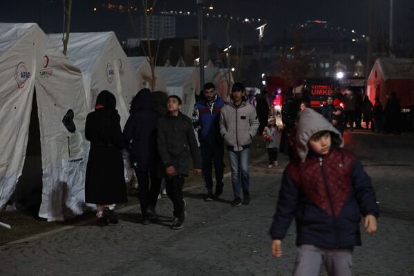  Akşam eksi 10 derecenin altında dondurucu soğukta çadırlarda kalan vatandaşlar ısınma sorunu yaşıyor.  - Sputnik Türkiye