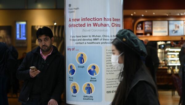 İngiltere'de koronavirüs için hazırlanmış bir uyarı levhası - Sputnik Türkiye