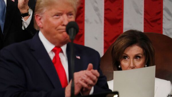 Donald Trump Birliğin Durumu konuşmasını yaparken, Nancy Pelosi daha sonra yırtacağı metinden konuşmayı takip ediyor... - Sputnik Türkiye