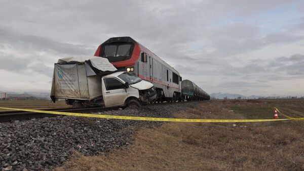 Afyonkarahisar'da geçtiğimiz hafta meydana gelen tren kazasının olduğu hemzemin geçitte trenin bir ekmek kamyonetine çarpması sonucunda 1 kişi hayatını kaybetti. - Sputnik Türkiye