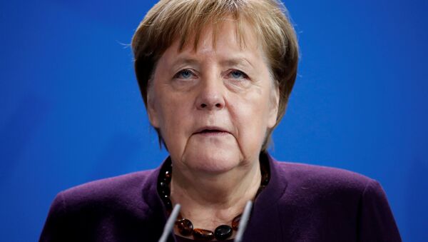 Almanya Bşabakanı Angela Merkel, Hanau'daki ırkçı saldırı hakkında açıklama yaparken - Sputnik Türkiye