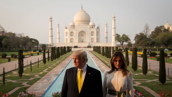  Donald Trump-Melania Trump Agra'daki Tac Mahal'ı ziyaret ederken - Sputnik Türkiye