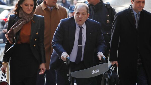 Avukatı Donna Rotunno'nun (solda) eşlik ettiği Harvey Weinstein, New York/Manhattan'daki ağır ceza mahkemesine yürüteçle girerken (19.02.2020) - Sputnik Türkiye