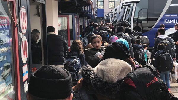 Türkiye’nin mültecilerin Avrupa'ya ulaşmasını durdurmama kararı sadece Suriyelileri değil Afganları da yollara düşürdü, kafileler İstanbul'un çeşitli noktalarından Bulgaristan ve Yunanistan sınırına gidiyor.  - Sputnik Türkiye