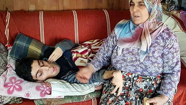 Yatalak engelli oğlu için verilen bakım parası faiziyle geri istendi - Sputnik Türkiye