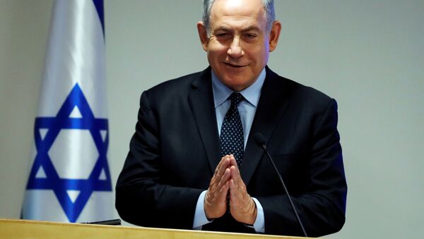 İsrael Başbakanı Benyamin Netanyahu, Sağlık Bakanlığı'nda düzenlediği basın toplantısında Namaste selamı verirken - Sputnik Türkiye
