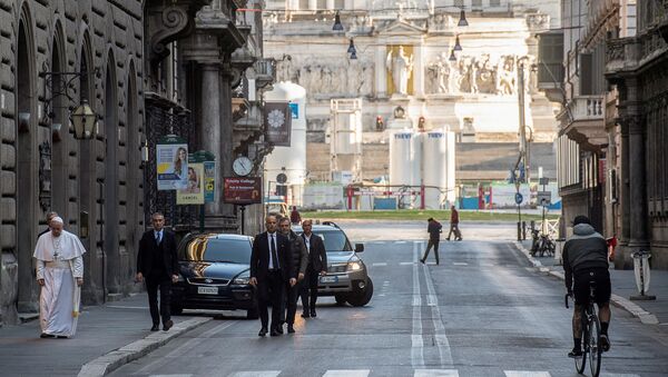 Papa Francis 'dua etmek' için Vatikan'dan ayrıldı, karantina nedeniyle boşalan Roma sokaklarında dolaştı. - Sputnik Türkiye