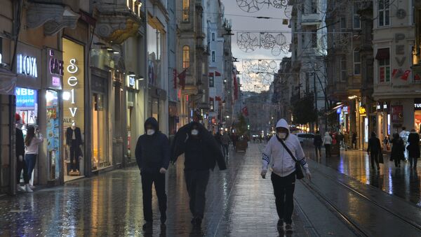 Türkiye'de koronavirüs vakalarının görülmesiyle birlikte, İstanbul meydanlarında yoğunluk azaldı. - Sputnik Türkiye