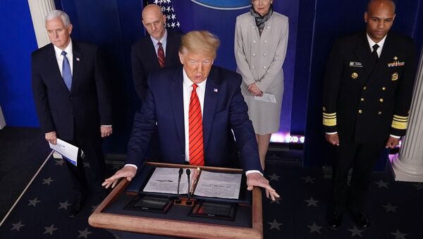 ABD Başkanı Donald Trump ile yönetiminin koronavirüs görev gücü, salgınla ilgili Beyaz Saray'da günlük basın toplantısında (19 Mart 2020) - Sputnik Türkiye