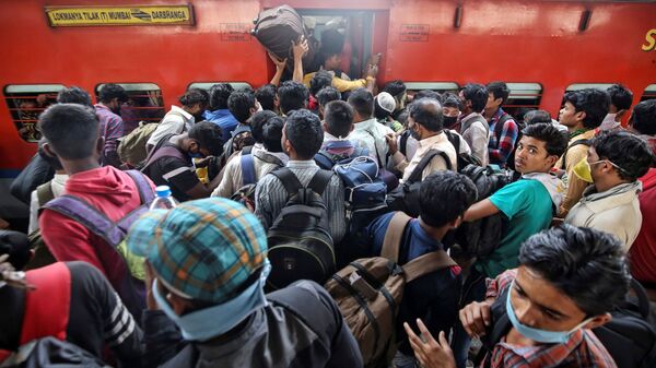 Hindistan'ın Maharashtra eyaletinde binlerce kişi, sokağa çıkma yasağı devreye girmeden eyaleti terk etmek için tren istasyonlarına akın etti - Sputnik Türkiye