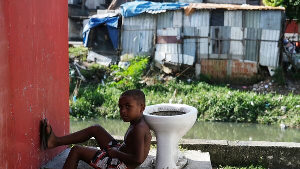 Hijyen ve sağlık hizmeti yoksunluğundan ötürü koronavirüs karşısında savunmasız  favelalardan biri olan Rio de Janeiro'nun Cidade de Deus'unda bir çocuk  - Sputnik Türkiye