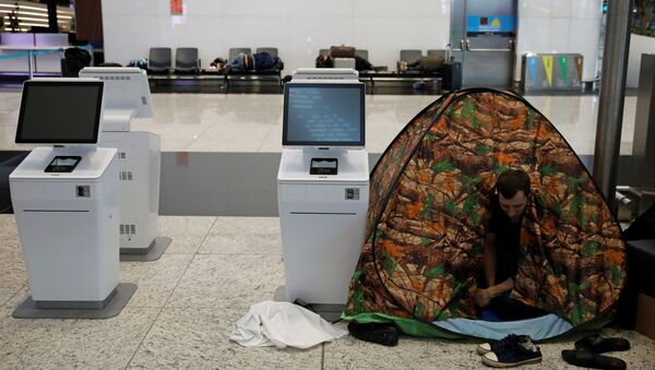 İstanbul Havalimanı'nda salgın nedeniyle mahsur kalan bir Rus turist   - Sputnik Türkiye