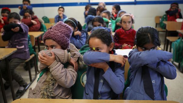 Lübnan'daki mülteci kampında kalan Suriyeli çocuklar, koronavirüs salgınına karşı kendilerini nasıl koruyacaklarını öğreniyor. - Sputnik Türkiye