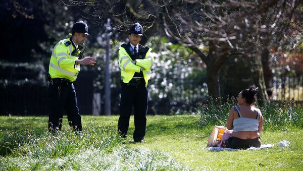 Britanya'da 5 Nisan'da güneşin açmasıyla parklara ve sahillere dökülenleri polis 'kısmi karantina çerçevesinde sadece spor yapabilirsiniz, oturamazsınız' diye uyardı. - Sputnik Türkiye