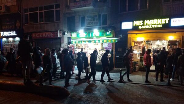2 günlük sokağa çıkma yasağı kararı İstanbul sokaklarında yoğunluk - Sputnik Türkiye