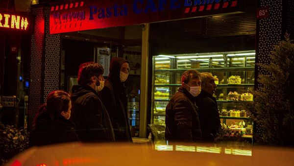 İstanbul Beylerbeyi'nde yeni tip koronavirüs (Kovid-19) salgını ile mücadele kapsamında, saat 24.00 itibarıyla başlayacak sokağa çıkma yasağı öncesi alışveriş yapmak isteyenler uzun kuyruklar oluşturdu. - Sputnik Türkiye