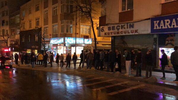 İstanbul-Koronavirüs tedbirleri kapsamında sokağa çıkma yasağı gelmesi ile birlikte, vatandaşlar fırınlara akın etti. - Sputnik Türkiye