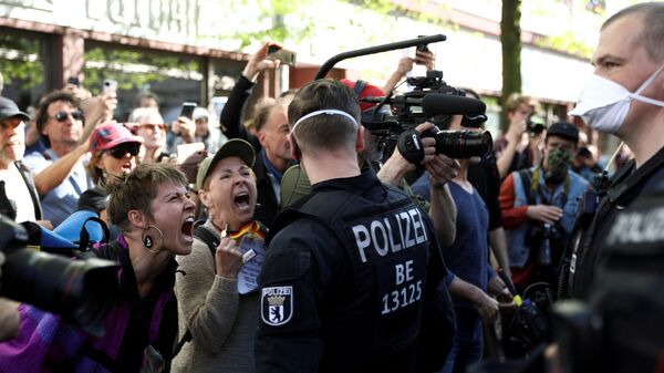 Almanya'nın başkenti Berlin'de yeni tip koronavirüs (Kovid-19) önlemlerini protesto etmek isteyen gruba polis müdahale etti. - Sputnik Türkiye