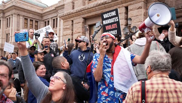 Eyalet Kongresi binaları önünde sosyal mesafe kurallarına uymadan, maske takmadan karantinayı protesto edenler, ABD, Teksas, Austin - Sputnik Türkiye